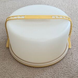Vintage Tupperware Cake Carrier